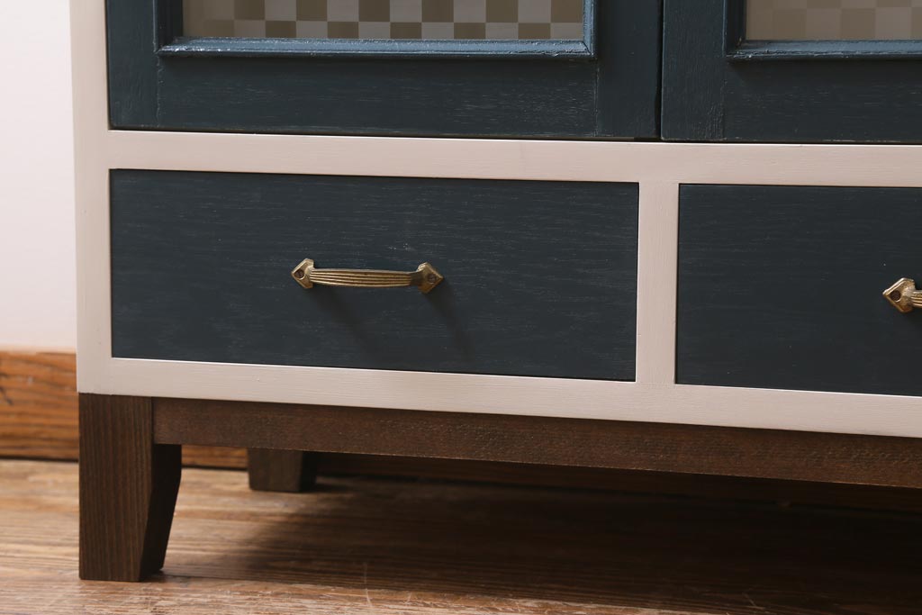 ラフジュ工房オリジナル　古建具リメイク　ペイント　市松模様ガラス入り　レトロシックな雰囲気が魅力の脚付きブックケース(本箱、収納棚、キャビネット)(R-038981)