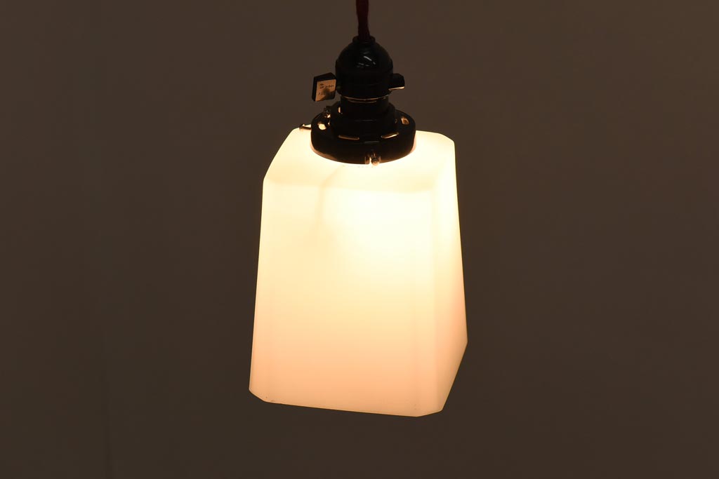 レトロ照明　マットな質感と四角いフォルムがおしゃれなペンダントライト(天井照明、吊り下げ照明、シェード)(R-038983)