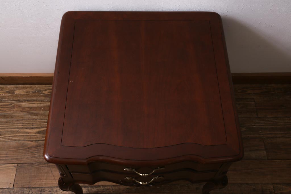 中古　アメリカ製　センチュリー社(CENTURY)　クラシカルなデザインのサイドテーブル(ナイトテーブル、サイドチェスト)(定価約40万円)(R-038993)