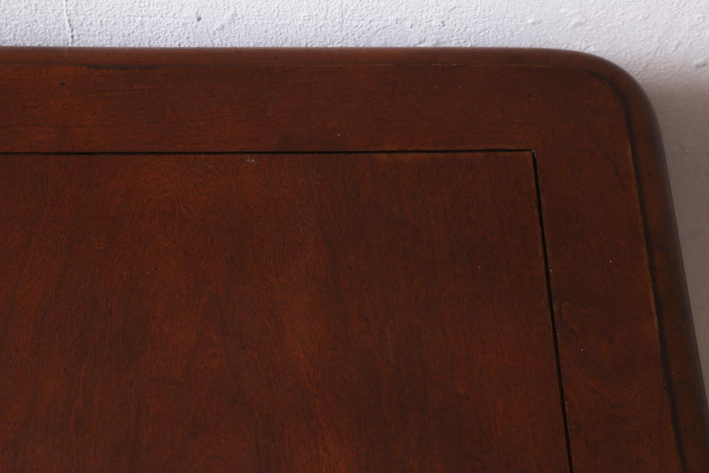中古　アメリカ製　センチュリー社(CENTURY)　クラシカルなデザインのサイドテーブル(ナイトテーブル、サイドチェスト)(定価約40万円)(R-038993)