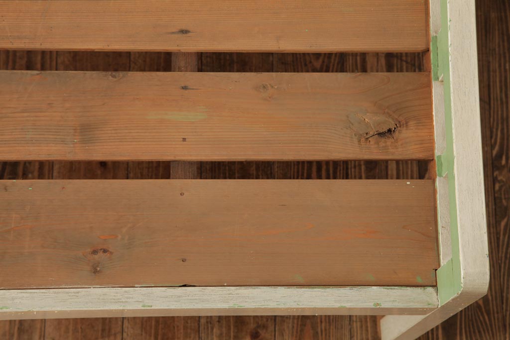 レトロ家具　昭和初期　当時のオリジナルペイントが味わい深いレトロなベビーベッド(飾り棚)(R-038994)