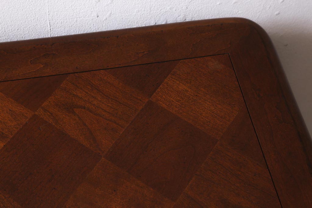 中古　アメリカ製　センチュリー社(CENTURY)　クラシカルなデザインのサイドテーブル(ナイトテーブル、サイドチェスト)(定価約40万円)(R-039001)