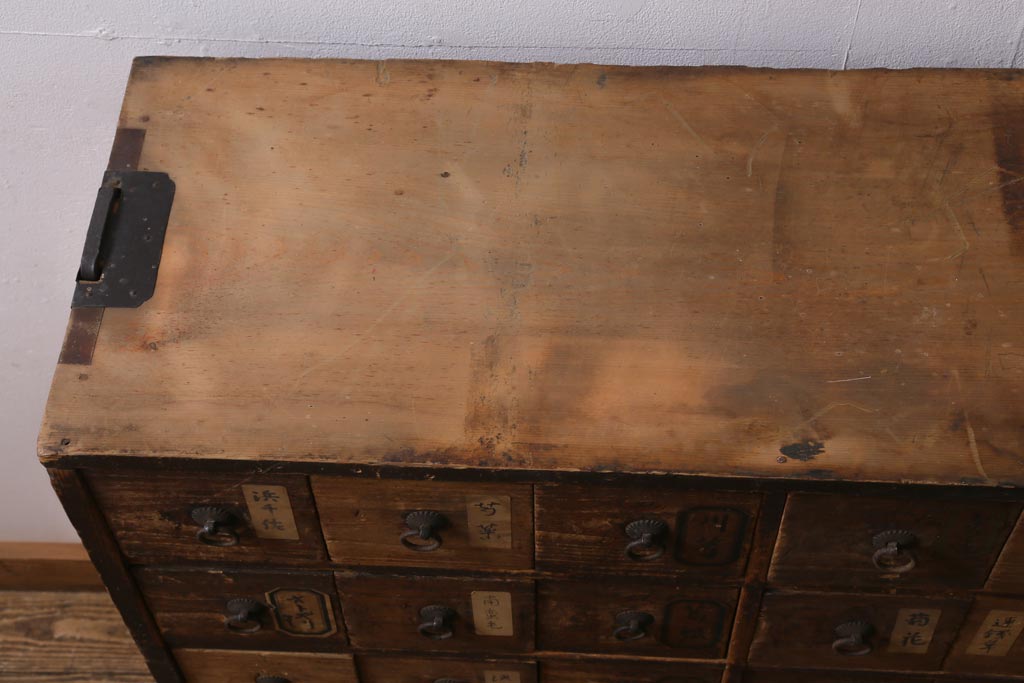 アンティーク家具　江戸明治期　古い木の質感が味わい深い薬箪笥(引き出し)(R-039003)