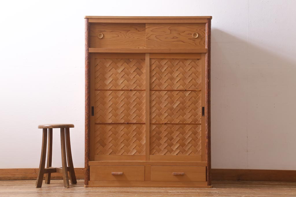 中古　民芸家具　網代引戸　杉材・桜皮　優雅な和の時間を演出する置水屋(茶水屋、茶道具、戸棚)(R-039004)
