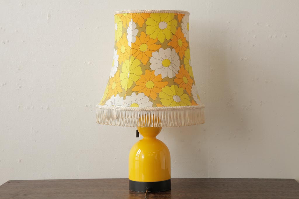 レトロ照明　松下電工(ナショナル)　花柄シェードが可愛らしいイエローのテーブルランプ(卓上ランプ、スタンドライト)(R-039008)