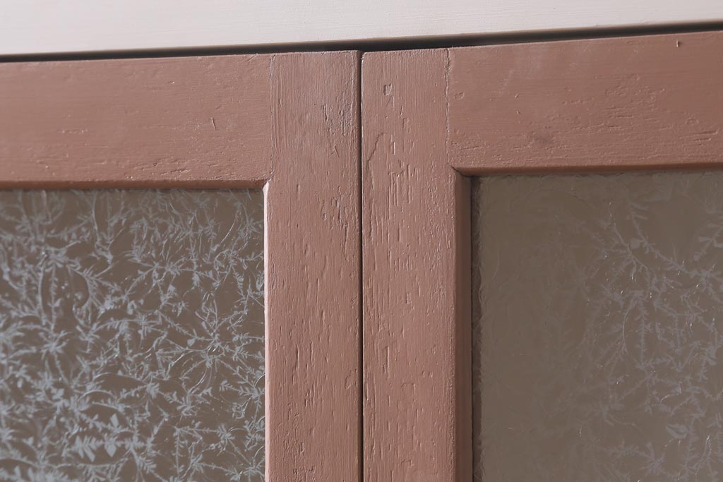 ラフジュ工房オリジナル　古建具リメイク　結霜ガラス入り　淡いピンクのペイントがお洒落な収納棚(キャビネット、ブックケース)(R-039013)