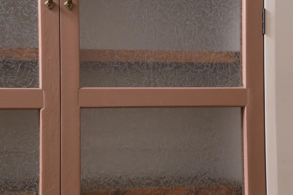 ラフジュ工房オリジナル　古建具リメイク　結霜ガラス入り　淡いピンクのペイントがお洒落な収納棚(キャビネット、ブックケース)(R-039013)
