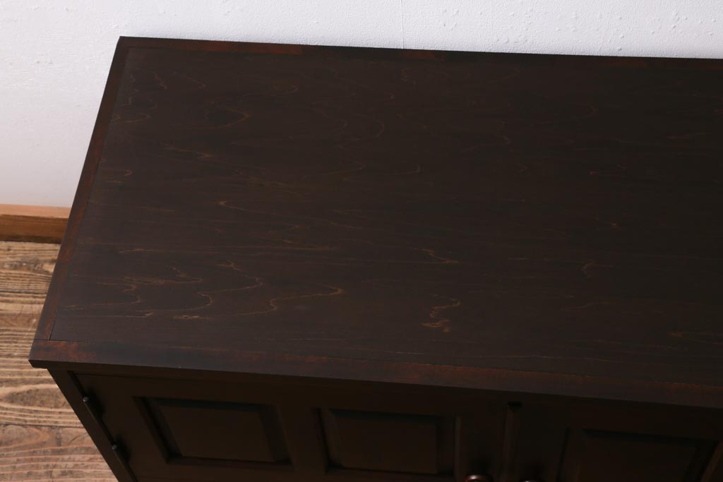 中古　北海道民芸家具　脚付きリメイク　シックな佇まいが魅力的なローボード(テレビ台、収納棚)(R-039014)
