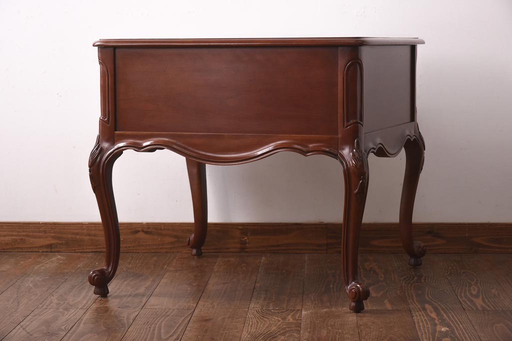 中古　アメリカ製　センチュリー社(CENTURY)　クラシカルなデザインのサイドテーブル(ナイトテーブル、サイドチェスト)(R-039018)
