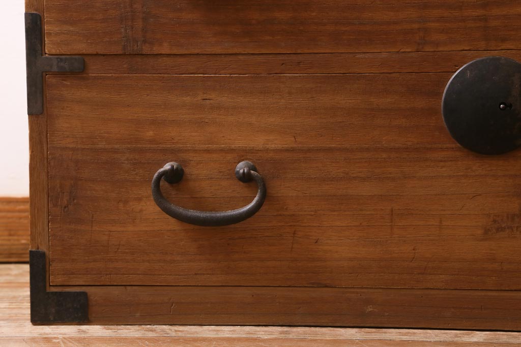 アンティーク家具　和製アンティーク　大正昭和初期　厚みのある金具が印象的な重ね箪笥(衣装箪笥、引き出し)(R-039028)