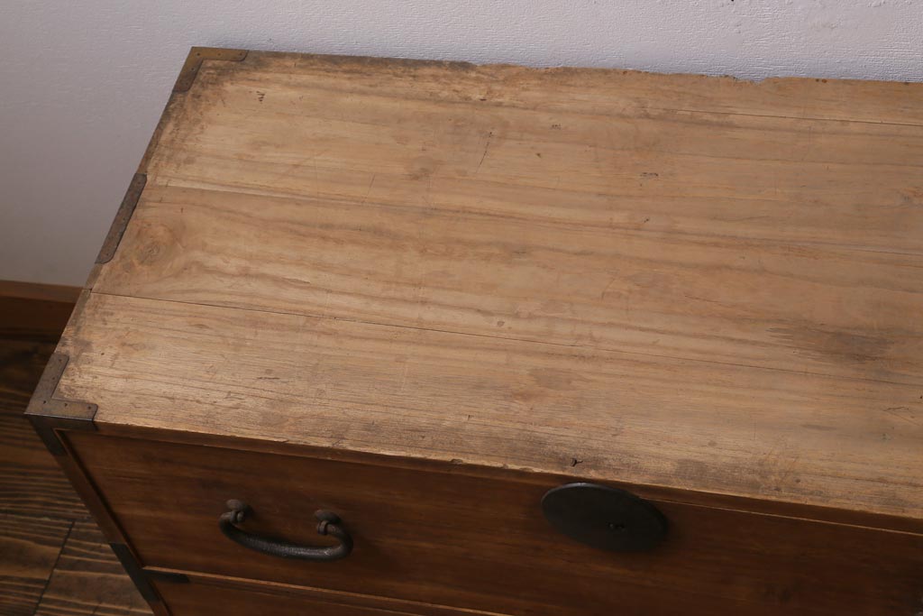 アンティーク家具　和製アンティーク　大正昭和初期　厚みのある金具が印象的な重ね箪笥(衣装箪笥、引き出し)(R-039028)