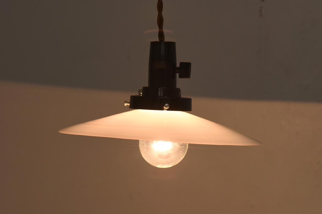 アンティーク照明　戦前　昔懐かしいデザインの平笠シェード(吊り下げ照明、天井照明、ペンダントライト)(R-039029)