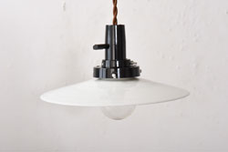 アンティーク照明　戦前　昔懐かしいデザインの平笠シェード(吊り下げ照明、天井照明、ペンダントライト)(R-039031)