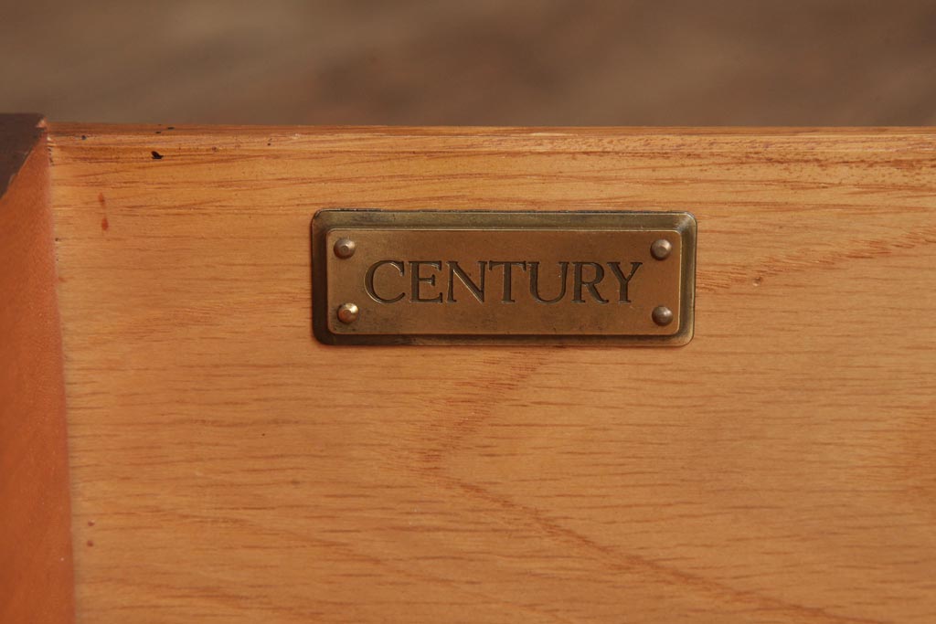 中古　アメリカ製　センチュリー社(CENTURY)　クラシカルなデザインのライティングチェスト(ナイトテーブル、サイドチェスト)(定価約48万円)(R-039041)