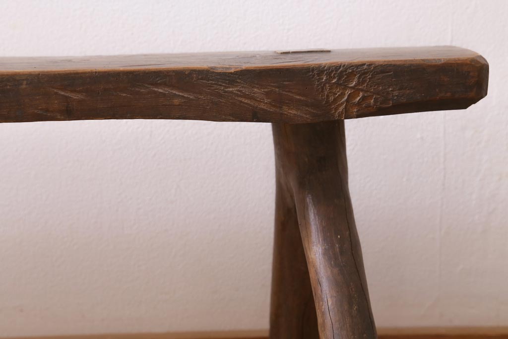 中古　民芸家具　切り出した木そのままの風合いが魅力のベンチ(長椅子、板座チェア、飾り台)(R-039045)