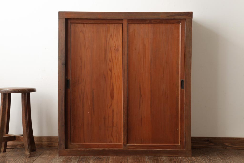 アンティーク家具　大正昭和初期　薄型　すっきりとした印象のシンプルな戸棚(収納棚、キャビネット、下駄箱)(R-039076)