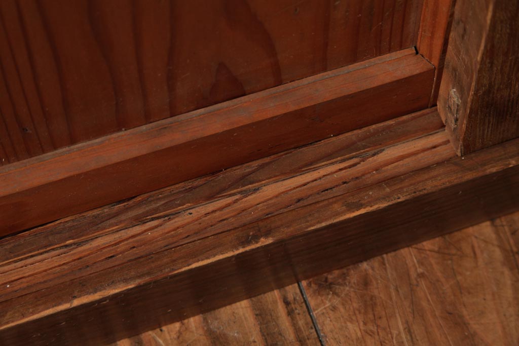 アンティーク家具　大正昭和初期　薄型　すっきりとした印象のシンプルな戸棚(収納棚、キャビネット、下駄箱)(R-039076)