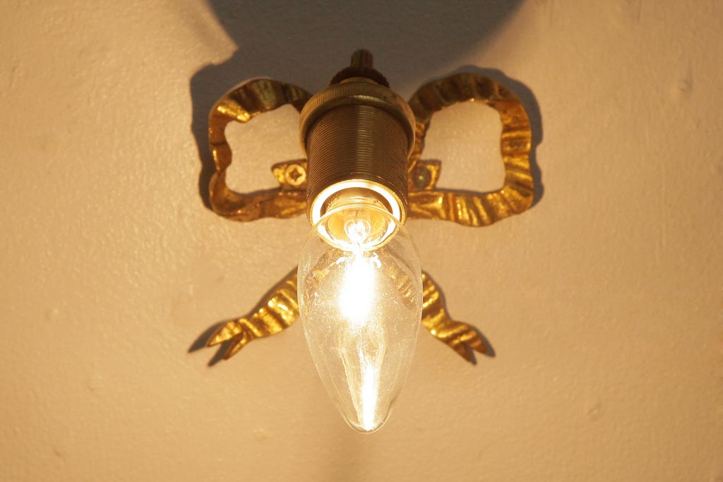 ヴィンテージ照明　フランスビンテージ　真鍮製　リボンが可愛らしい小さなウォールランプ(壁掛け照明、壁付け照明)(R-039084)