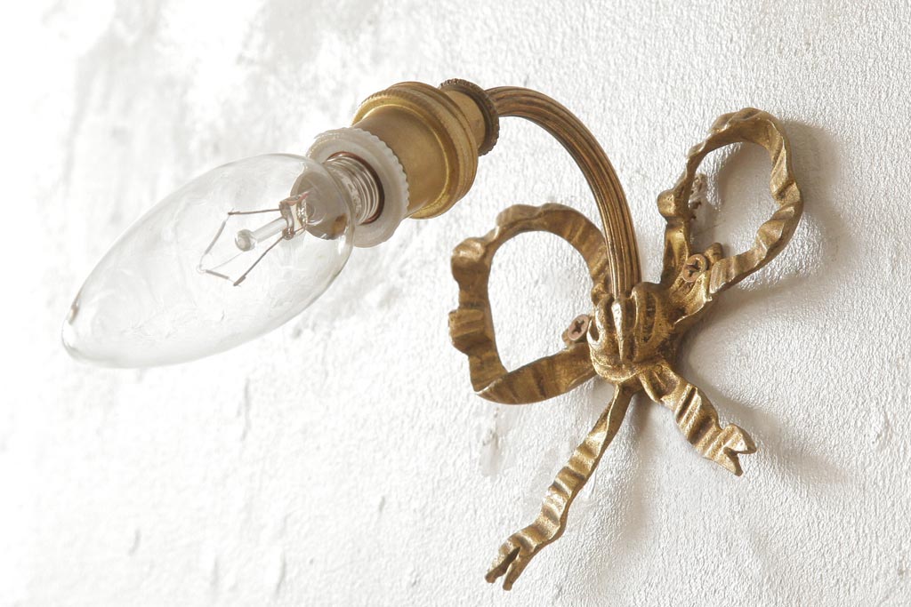 ヴィンテージ照明　フランスビンテージ　真鍮製　リボンが可愛らしい小さなウォールランプ(壁掛け照明、壁付け照明)(R-039085)