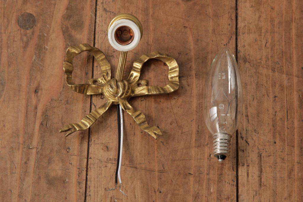 ヴィンテージ照明　フランスビンテージ　真鍮製　リボンが可愛らしい小さなウォールランプ(壁掛け照明、壁付け照明)(R-039085)