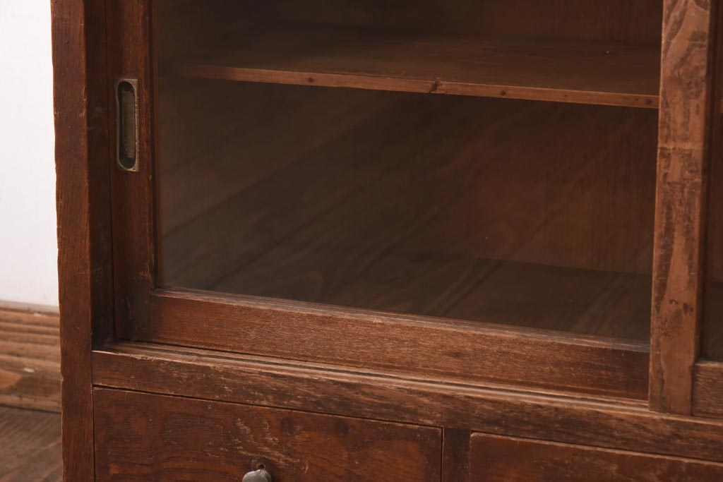 アンティーク家具　昭和初期　古い木の風合いがレトロな雰囲気あふれる収納棚(戸棚、サイドボード、キャビネット、棚)(R-039088)