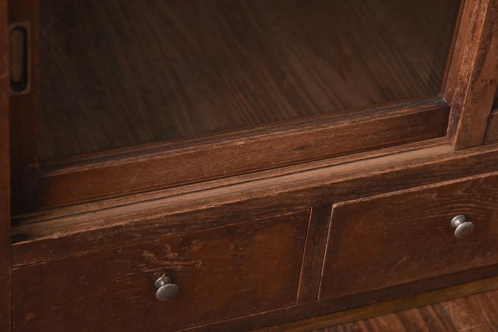アンティーク家具　昭和初期　古い木の風合いがレトロな雰囲気あふれる収納棚(戸棚、サイドボード、キャビネット、棚)(R-039088)