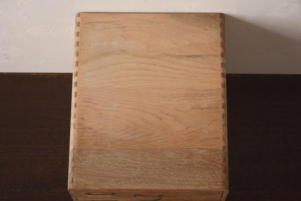 アンティーク家具　昭和中期　柔らかな木の風合いが魅力のネームプレート付き小引き出し(卓上収納、小物収納)(R-039092)