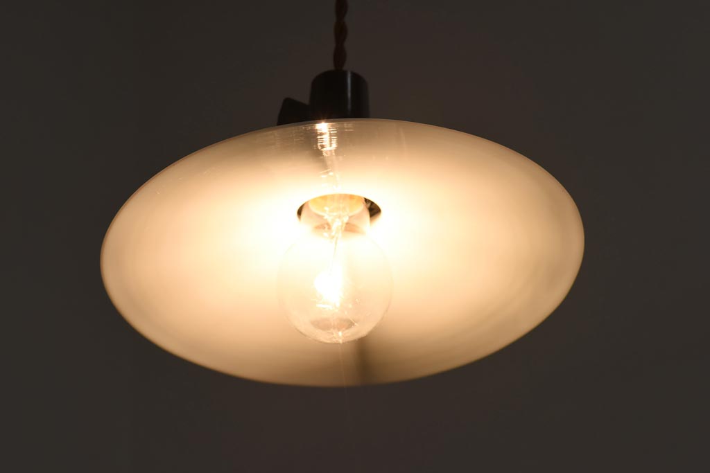 アンティーク照明　戦前　ノスタルジックな雰囲気の平笠シェード(吊り下げ照明、天井照明、ペンダントライト)(R-039094)
