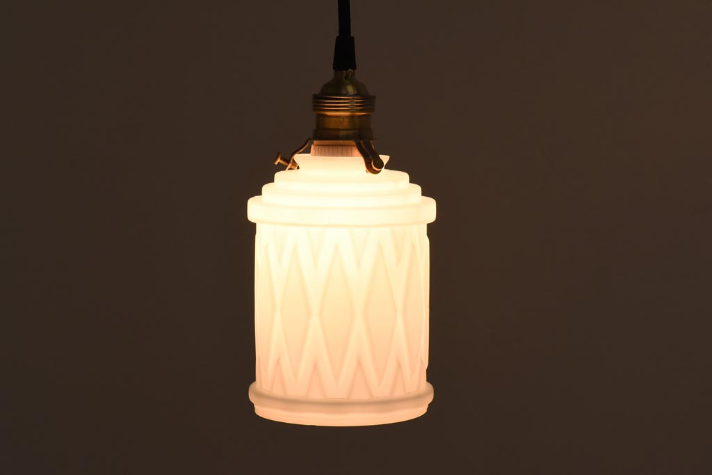 アンティーク照明　陽刻ガラス　上品な印象を与えてくれるペンダントライト(天井照明、吊り下げ照明)(R-039097)