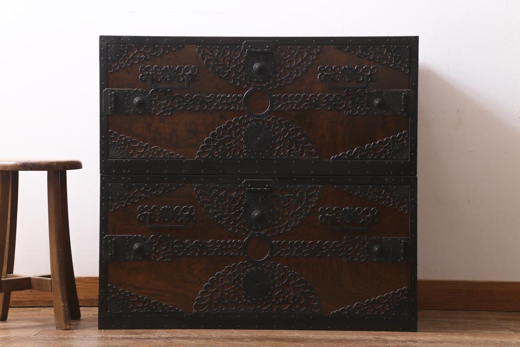 ビンテージ家具　工芸品　総欅材・玉杢　中桐材　半櫃(ハンガイ)　倹飩蓋　激レア!手打ち金具が目を惹く重ね船箪笥(衣装箪笥、引き出し、チェスト、桐箪笥、桐たんす)(製作費当時約300万円、桐箪笥、桐たんす)(R-039104)