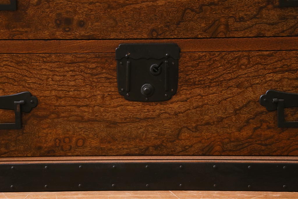 ビンテージ家具　工芸品　総欅材・玉杢　中桐材　半櫃(ハンガイ)　倹飩蓋　激レア!手打ち金具が目を惹く重ね船箪笥(衣装箪笥、引き出し、チェスト、桐箪笥、桐たんす)(製作費当時約300万円、桐箪笥、桐たんす)(R-039104)