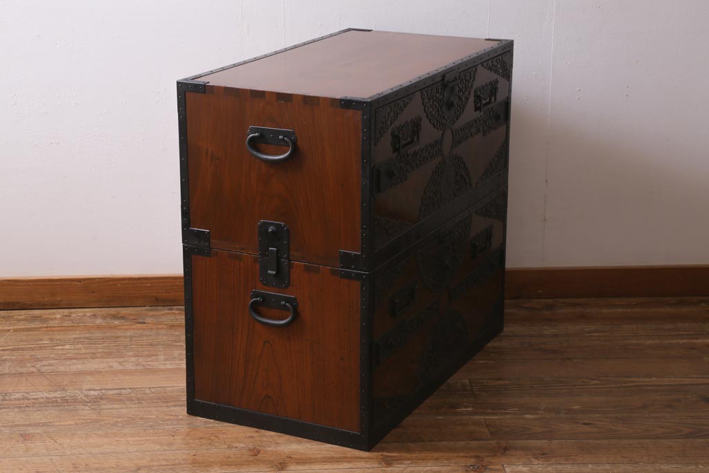 ビンテージ家具　工芸品　総欅材・玉杢　中桐材　半櫃(ハンガイ)　倹飩蓋　激レア!手打ち金具が目を惹く重ね船箪笥(衣装箪笥、引き出し、チェスト、桐箪笥、桐たんす)(製作費当時約300万円、桐箪笥、桐たんす)(R-039104)
