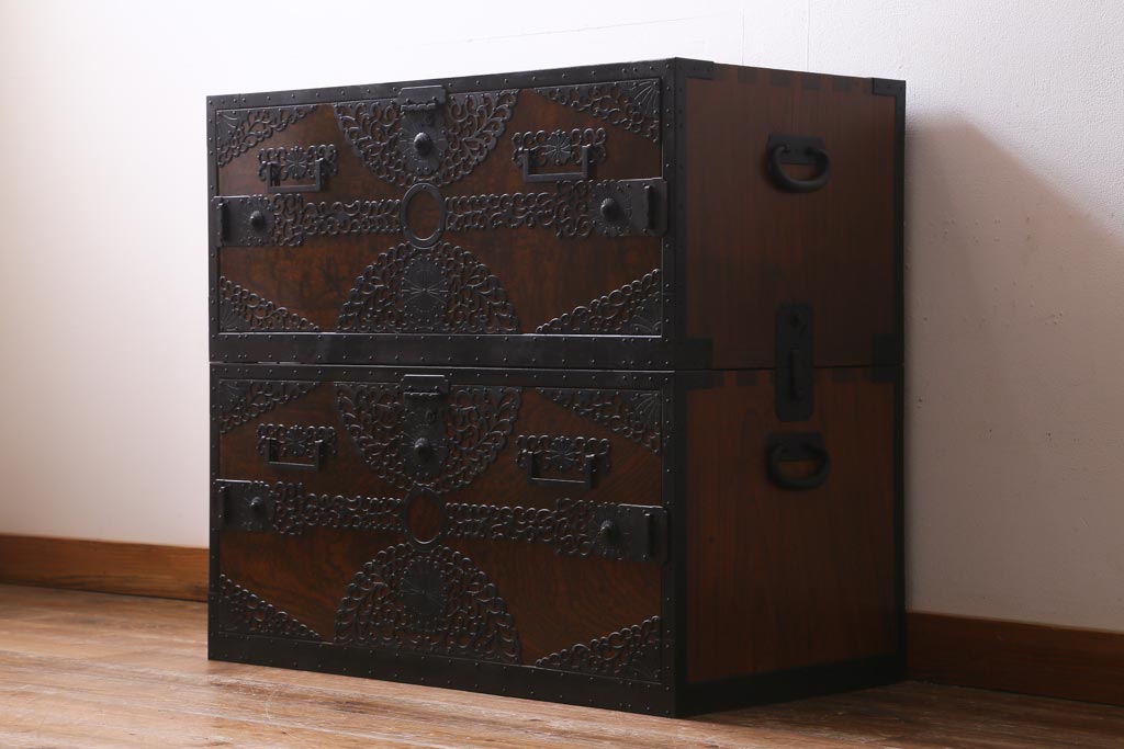 ビンテージ家具　工芸品　総欅材・玉杢　中桐材　半櫃(ハンガイ)　倹飩蓋　激レア!手打ち金具が目を惹く重ね船箪笥(衣装箪笥、引き出し、チェスト、桐箪笥、桐たんす)(製作費当時約300万円、桐箪笥、桐たんす)(R-039104)