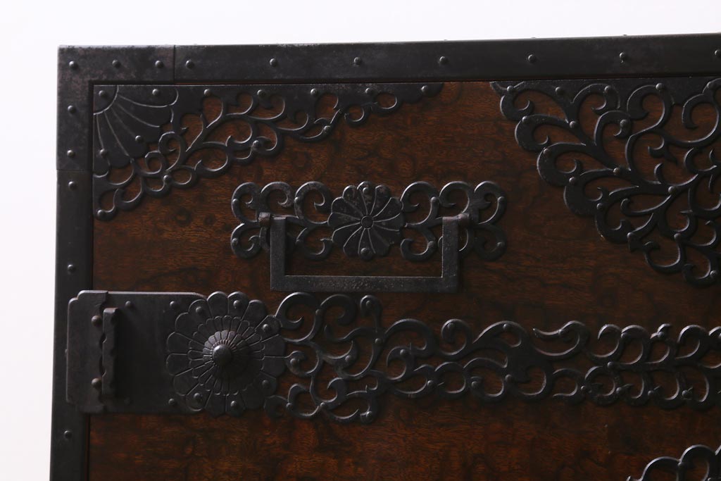 ビンテージ家具　工芸品　総欅材・玉杢　中桐材　半櫃(ハンガイ)　倹飩蓋　激レア!手打ち金具が目を惹く重ね船箪笥(衣装箪笥、引き出し、チェスト、桐箪笥、桐たんす)(製作費当時約300万円、桐箪笥、桐たんす)(R-039104)