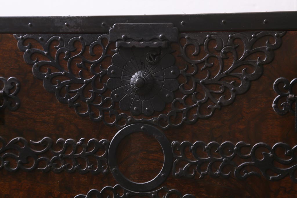 ビンテージ家具　工芸品　総欅材・玉杢　中桐材　半櫃(ハンガイ)　倹飩蓋　激レア!手打ち金具が目を惹く重ね船箪笥(衣装箪笥、引き出し、チェスト、桐箪笥、桐たんす)(製作費当時約300万円、桐箪笥、桐たんす)(R-039104)
