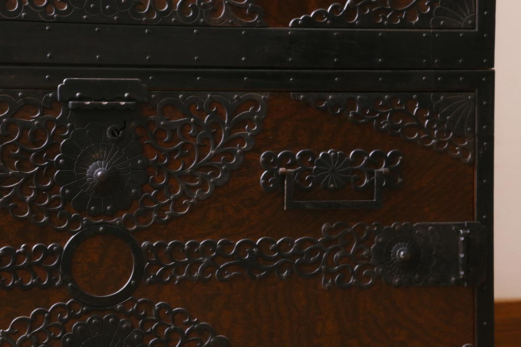 ビンテージ家具　工芸品　総欅材・玉杢　中桐材　半櫃(ハンガイ)　倹飩蓋　激レア!手打ち金具が目を惹く重ね船箪笥(衣装箪笥、引き出し、チェスト、桐箪笥、桐たんす)(製作費当時約300万円、桐箪笥、桐たんす)(R-039104)