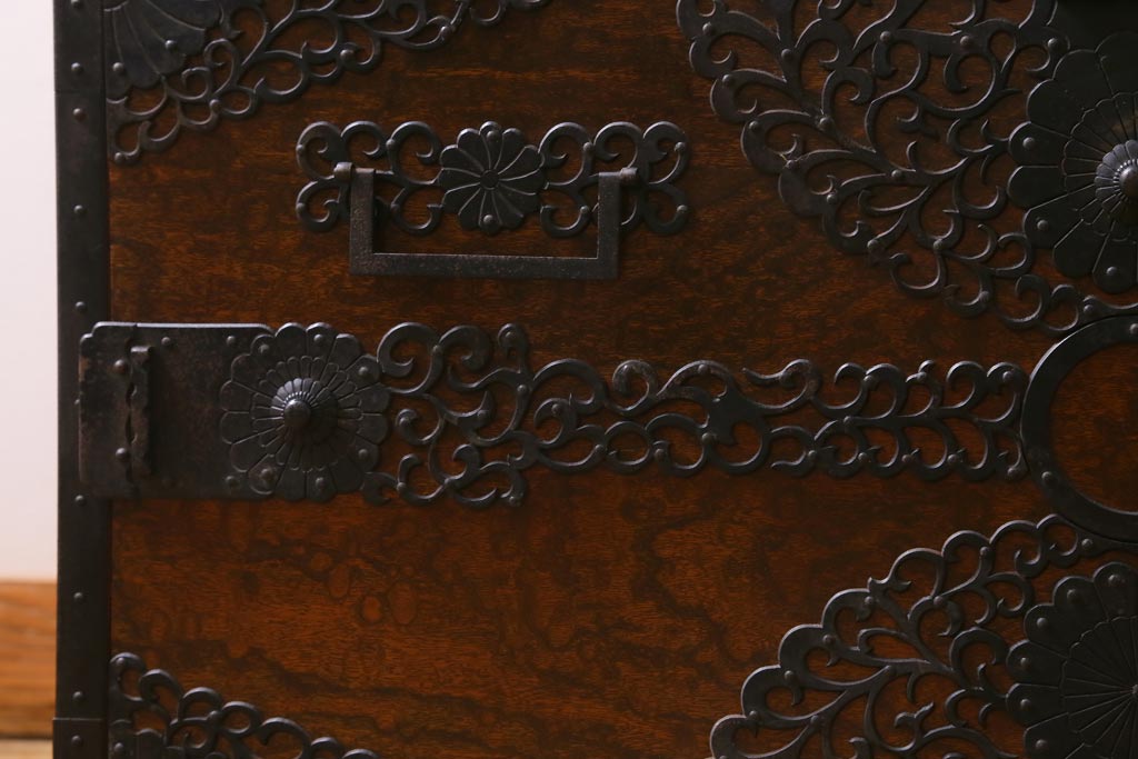 ビンテージ家具　工芸品　総欅材・玉杢　中桐材　半櫃(ハンガイ)　倹飩蓋　激レア!手打ち金具が目を惹く重ね船箪笥(衣装箪笥、引き出し、チェスト、桐箪笥、桐たんす)(製作費当時約300万円、桐箪笥、桐たんす)(R-039104)