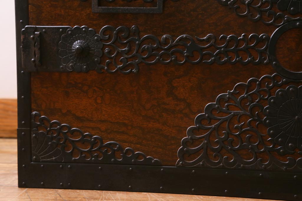 ビンテージ家具　工芸品　総欅材・玉杢　中桐材　半櫃(ハンガイ)　倹飩蓋　激レア!手打ち金具が目を惹く重ね船箪笥(衣装箪笥、引き出し、チェスト、桐箪笥、桐たんす)(製作費当時約300万円、桐箪笥、桐たんす)(R-039104)