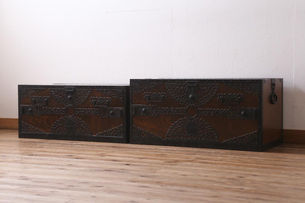 ビンテージ家具　工芸品　総欅材・玉杢　中桐材　半櫃(ハンガイ)　倹飩蓋　激レア!手打ち金具が目を惹く重ね船箪笥(衣装箪笥、引き出し、チェスト、桐箪笥、桐たんす)(製作費当時約300万円、桐箪笥、桐たんす)(R-039104)