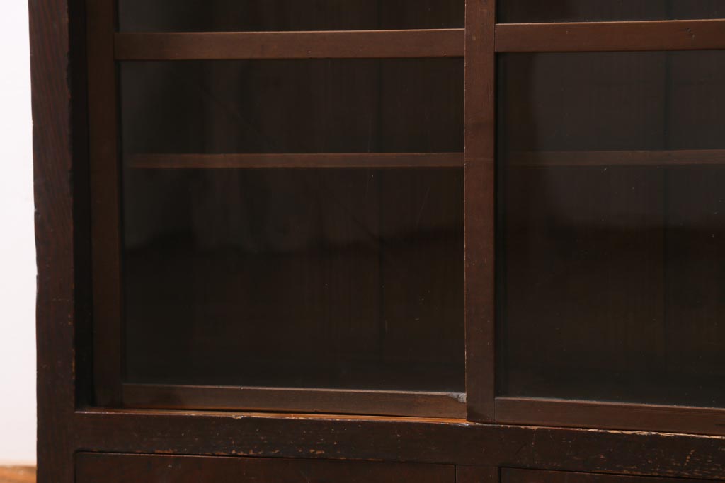 アンティーク家具　大正昭和初期　古い木の風合いがレトロな雰囲気あふれる収納棚(戸棚、サイドボード、キャビネット、棚)(R-039123)