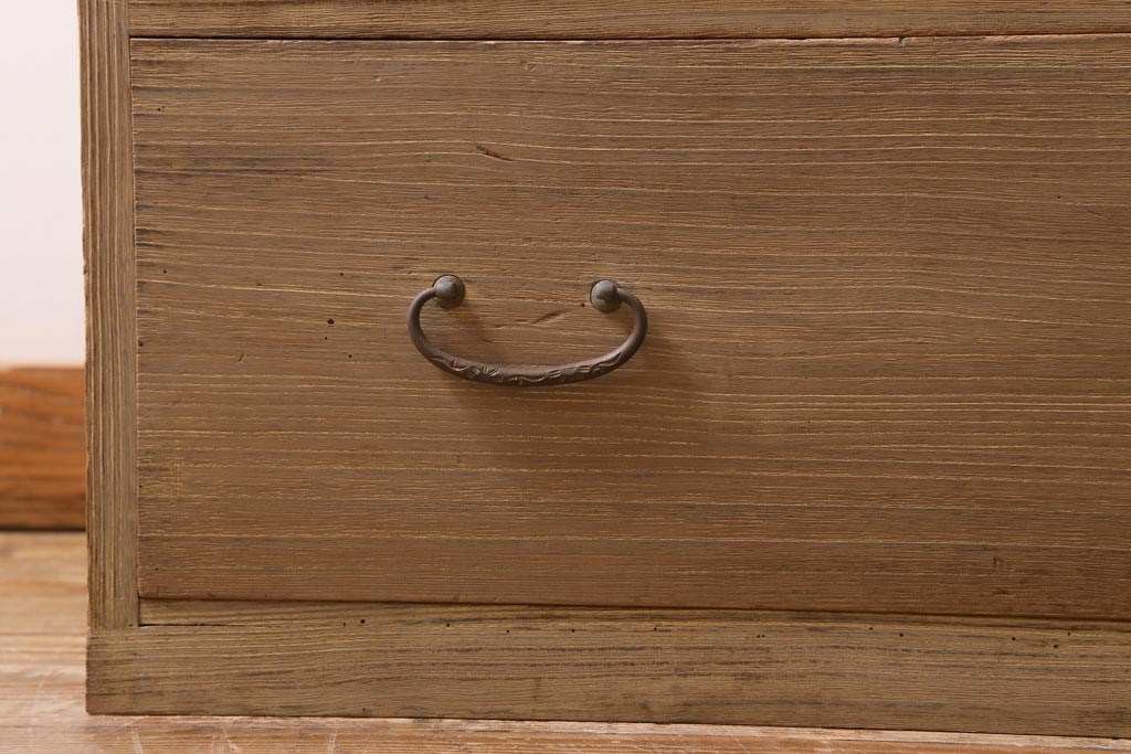 アンティーク家具　和製アンティーク　前面側面桐材　使いこまれた木肌が味わい深い3段重ね箪笥(衣装箪笥、引き出し、桐箪笥、桐たんす)(R-039125)