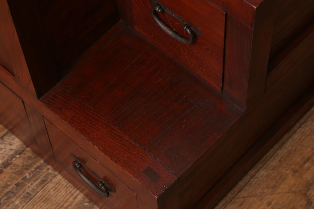 ビンテージ家具　工芸家具　漆塗り　三方にケヤキ無垢材が使われた高級な階段箪笥(R-039129)