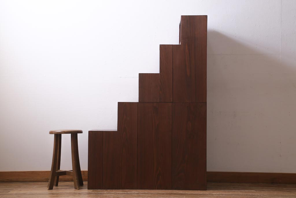 ビンテージ家具　工芸家具　漆塗り　三方にケヤキ無垢材が使われた高級な階段箪笥(R-039129)