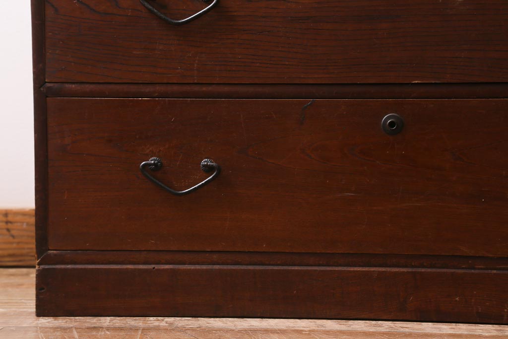 アンティーク家具　昭和初期　懐かしい雰囲気漂う素朴な佇まいの重ね箪笥(衣装箪笥、引き出し)(R-039134)