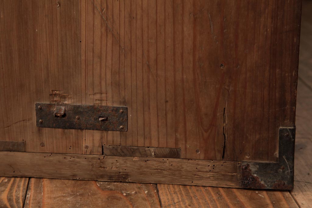アンティーク家具　明治期　杉材　蛭手型の引き手が付いた趣ある衣装箪笥(時代箪笥、引き出し、チェスト)(R-039196)