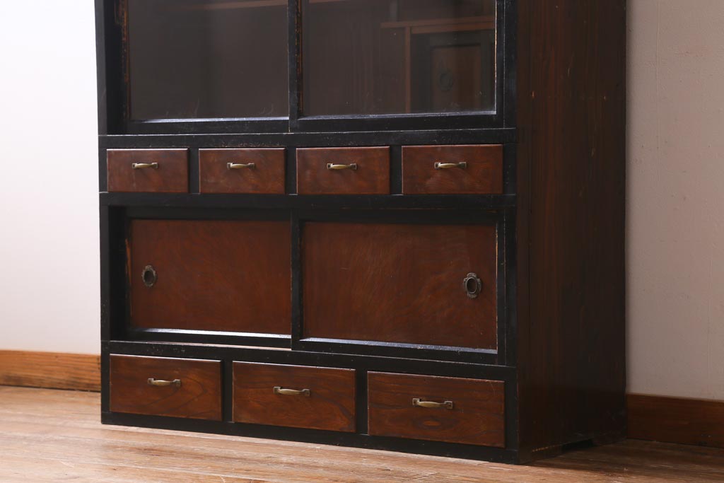 アンティーク家具　昭和期　モダンな色合いの茶箪笥(戸棚、茶棚、収納棚)(R-039220)