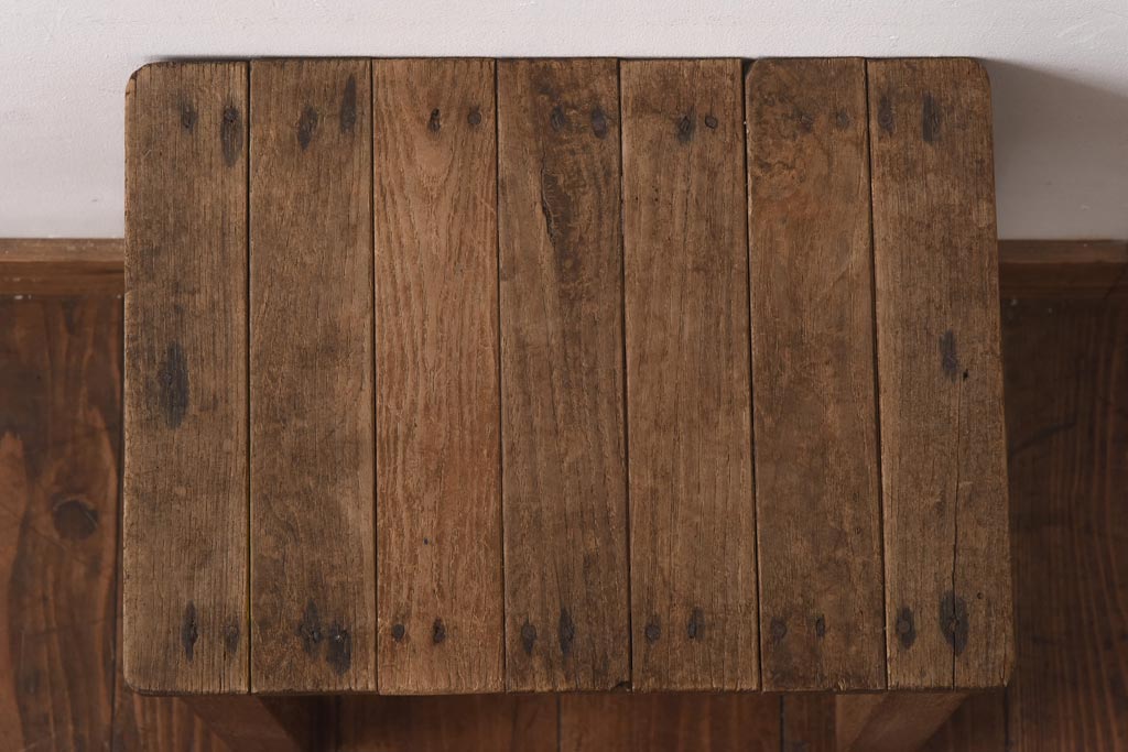 レトロ家具　栗材　古い木の素朴な風合いがおしゃれな四角いスツール(板座チェア、花台、角スツール)(R-039225)