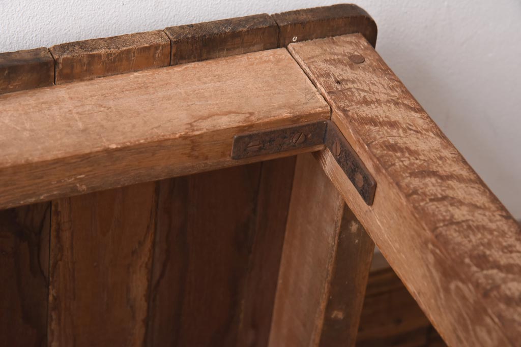 レトロ家具　栗材　古い木の素朴な風合いがおしゃれな四角いスツール(板座チェア、花台、角スツール)(R-039225)