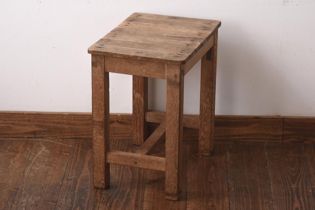 レトロ家具　ナラ材　古い木の素朴な風合いがおしゃれな四角いスツール(板座チェア、花台、角スツール)(R-039226)