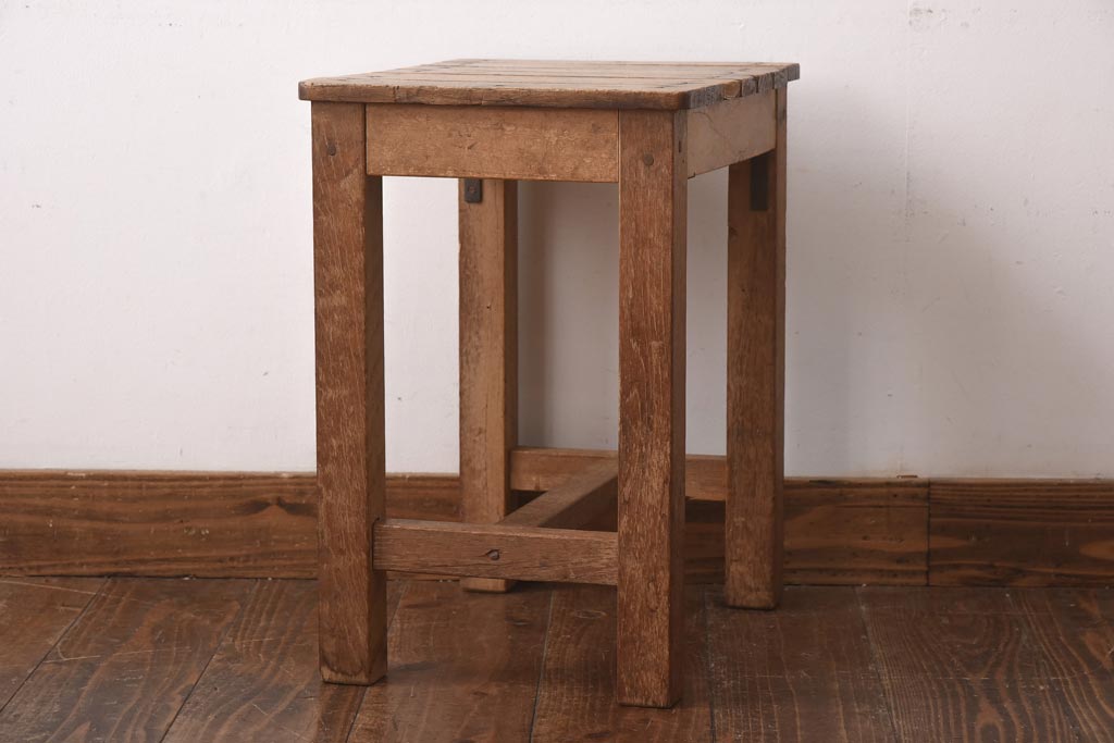 レトロ家具　ナラ材　古い木の素朴な風合いがおしゃれな四角いスツール(板座チェア、花台、角スツール)(R-039226)